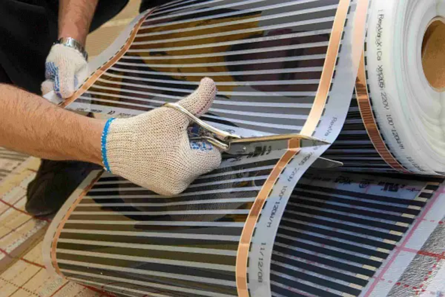 Película calefactora instalada sobre el suelo antes de colocar las baldosas, mostrando el método moderno de calefacción por piso.