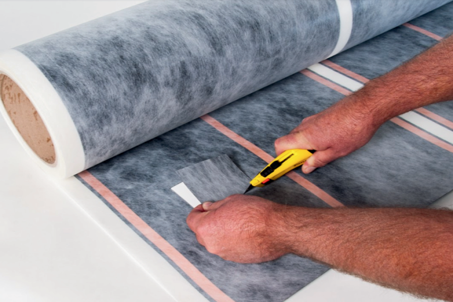 Película calefactora de carbono ultradelgada para calefacción radiante eficiente en pisos residenciales.