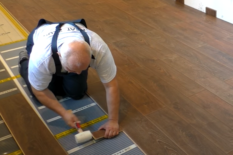 Instalación profesional de película de calefacción infrarroja para pisos cálidos y confortables.